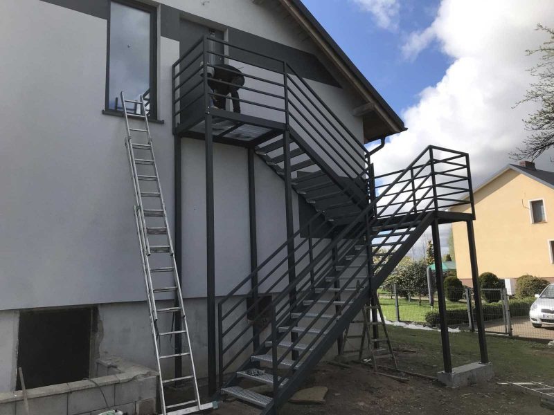 ЛЕСТНИЦА СО СТАЛИ ЧЁРНОЙ 